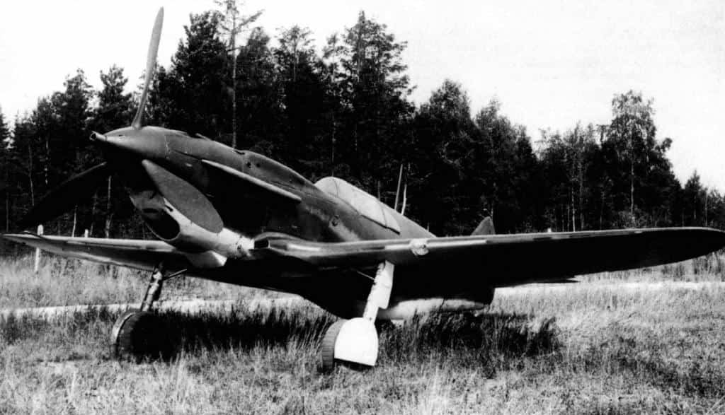 Главными достоинствами третьего нового типа истребителей, принятого на вооружение советской авиации накануне войны, должны были стать скорость и мощное вооружение, однако в серии и то, и другое ухудшилось